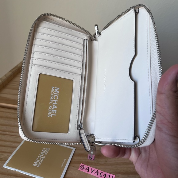 Michael Kors wallet🎈🎈 - Picture 4 of 6